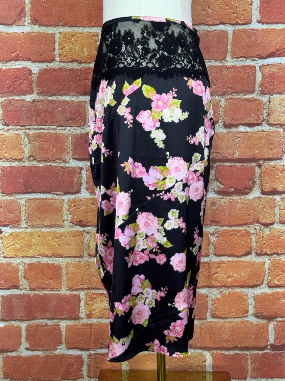 For‎ Love & Lemons Floral Black and Pink Women's Skirt Size Medium - Picture 3 of 15